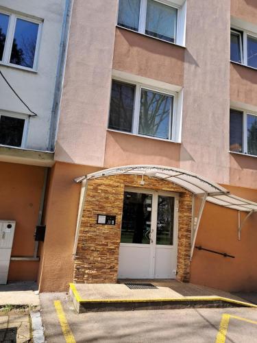 Spacious 3BR Apartment in Prievidza Center for 5 Top Floor River View with 4 Balconies near Bojnice, Prievidza (foto 4)