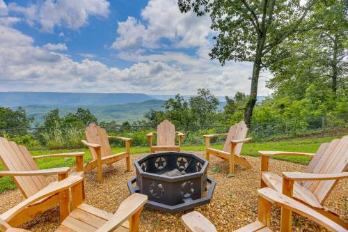 . Mountain Retreat w/ Fire Pit in Flat Rock!