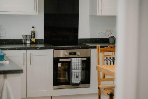 Family friendly farmhouse with games and cinema room in Каррузерстаун