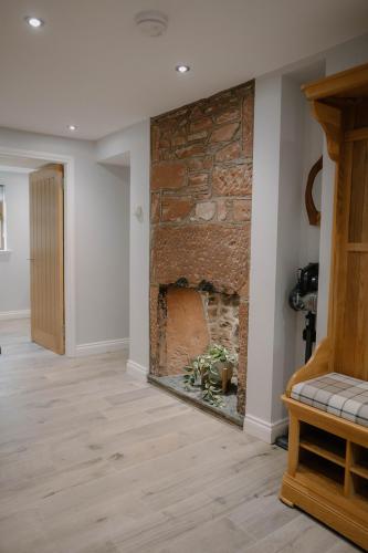 Family friendly farmhouse with games and cinema room in Каррузерстаун
