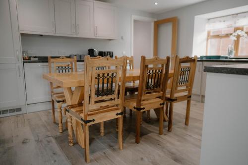 Family friendly farmhouse with games and cinema room in Каррузерстаун