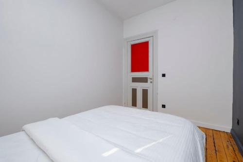 Exclusive House with 2 Apartments including 4 Bedrooms and 4 Bathrooms in Total, Стамбул (фото 10)