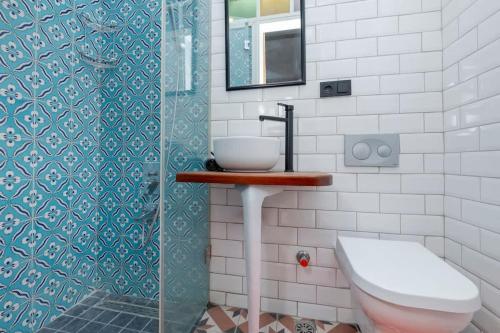 Exclusive House with 2 Apartments including 4 Bedrooms and 4 Bathrooms in Total, Стамбул (фото 11)