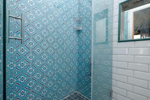 Exclusive House with 2 Apartments including 4 Bedrooms and 4 Bathrooms in Total, Стамбул (фото 8)