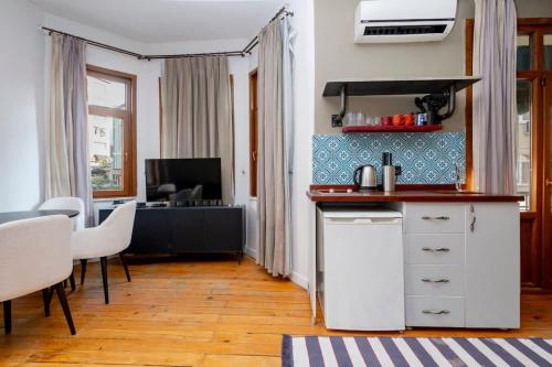 Exclusive House with 2 Apartments including 4 Bedrooms and 4 Bathrooms in Total, Стамбул (фото 9)
