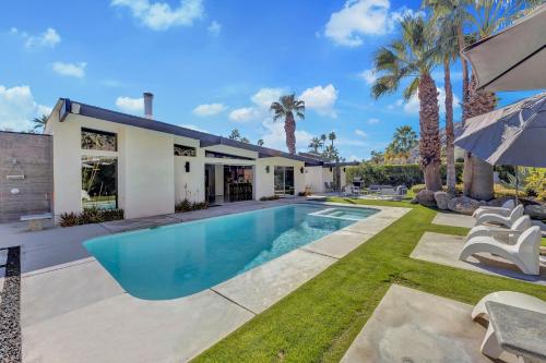 4BR MidCentury Alexander Home in Vista Las Palmas
