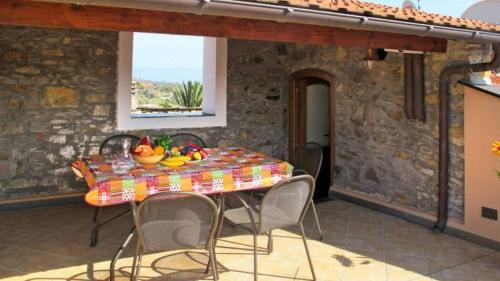 HOST4U - AGRITURISMO Il Geco V, Appartamento con Terrazza vista Mare & Montagne, Civezza