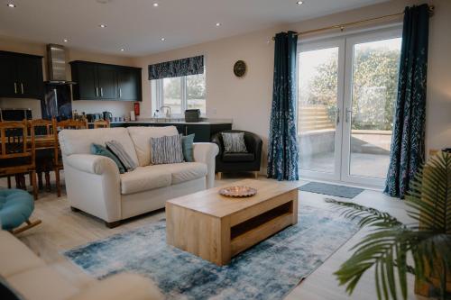 Cosy wee cottage -modern, open plan, parking, EV in Каррузерстаун