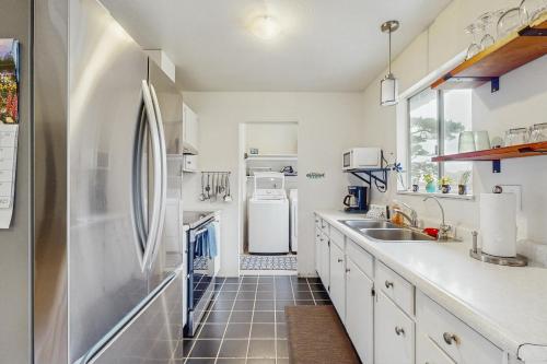 Coastal Conifer Hideaway - image 6