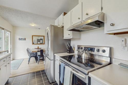 Coastal Conifer Hideaway - image 12