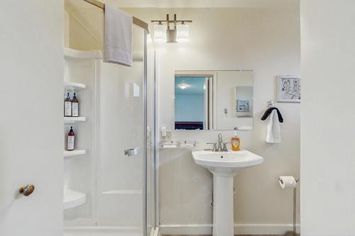 Coastal Conifer Hideaway - image 6