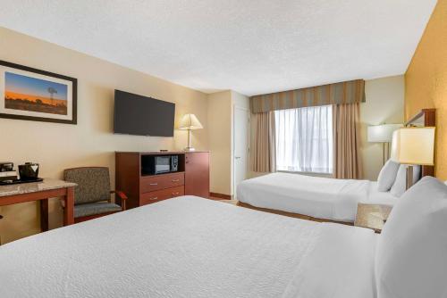 Double Room with Two Double Beds - Disability Access image 2