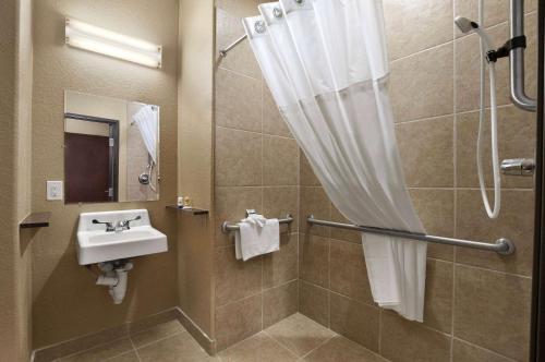 Microtel Inn & Suites Gonzales - image 13