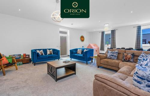 Spacious House, 5 Beds, 2 x Superking en-suites, 3 x Kingsize rooms, 4 Bathrooms, Fully Equipped, GREAT FOR FAMILIES and GROUPS, FREE Parking for 4 Large Vehicles, FREE KIDS ACTIVITIES and PLAY AREA, GOLFING GAMES, POKER TABLE by ORION SHORT STAYS gîte à louer Leuchars Railway Station