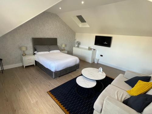 Welcome rooms 55b- Self Check-In whole apartment FULLY REFURBISHED, Swindon (photo 6)