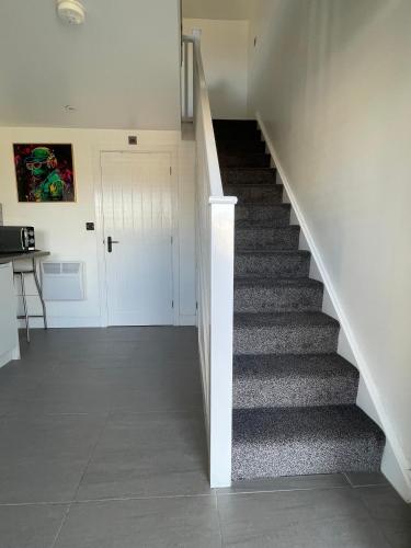 Welcome rooms 55b- Self Check-In whole apartment FULLY REFURBISHED, Swindon (photo 7)