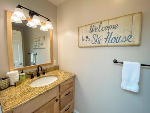 FC29 Slopeside Bretton Woods Resort cottage with upscale stylings cozy decor tons of space AC - image 11