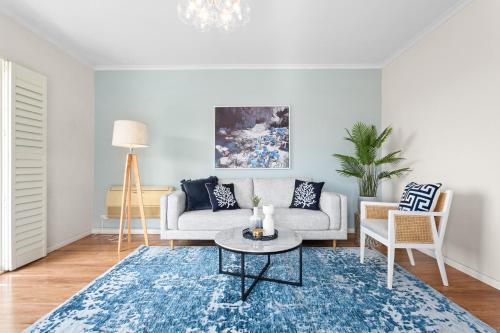 Bright 2-Bed Unit with Parking by the Beach - image 12
