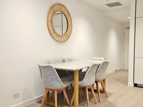 Bright & Stylish Apt In Best Location w Pool & Gym, Melbourne (photo 6)