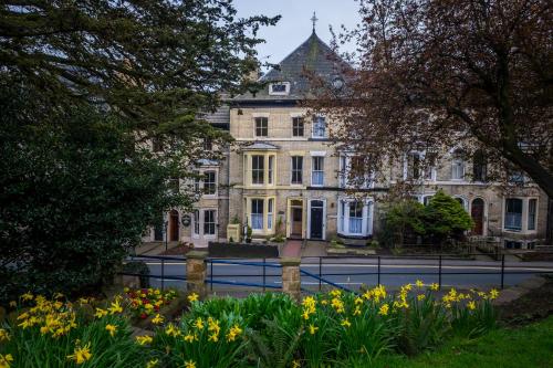 Broomfield House - Tap to explore photos