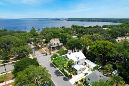 Downtown Historic Victorian Steps to Clay Theatre in Green Cove Springs (FL)
