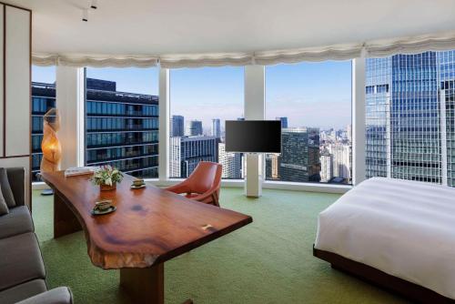Deluxe King Room with One King Bed and Tower View image 10