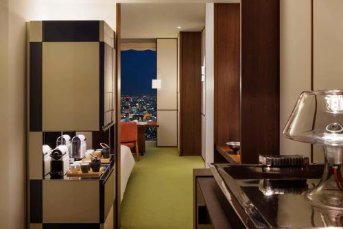 Double Room with Two Single Beds and Bay View image 10