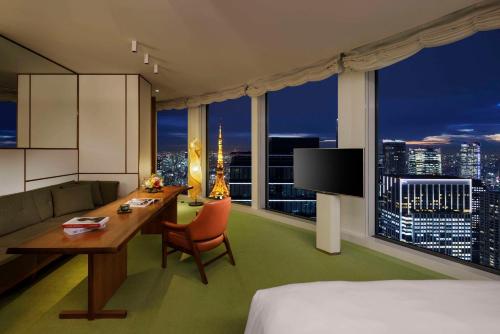 Deluxe King Room with One King Bed and Tower View image 9