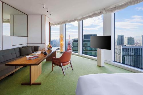 Deluxe King Room with One King Bed and Tower View image 8