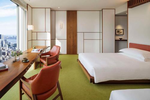 Double Room with Two Single Beds and Bay View image 7