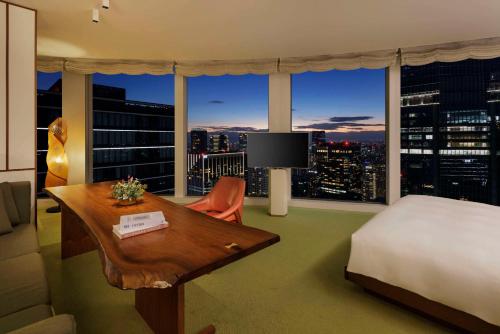 Deluxe King Room with One King Bed and Tower View image 7