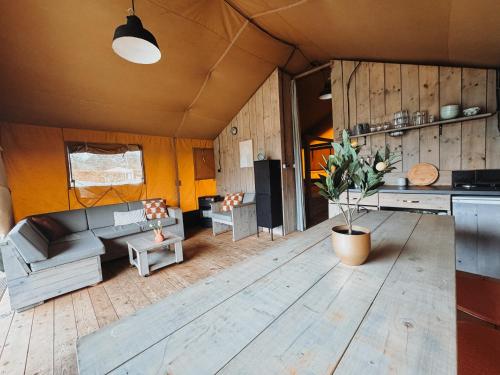 Glamping Holten luxe safaritent 2 in โฮลเตน