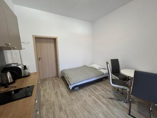 1 queen bed, 1 sofa bed