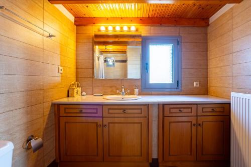 Villa Eleni - Private Pool Bliss near Kardamili