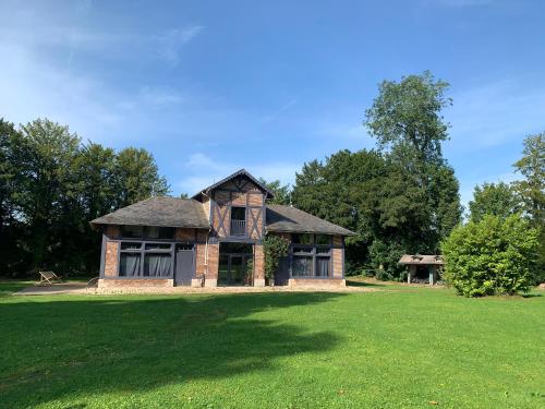 Exterior view, Le chateau de Bertreville Saint Ouen entre mer et campagne in Bertreville-Saint-Ouen