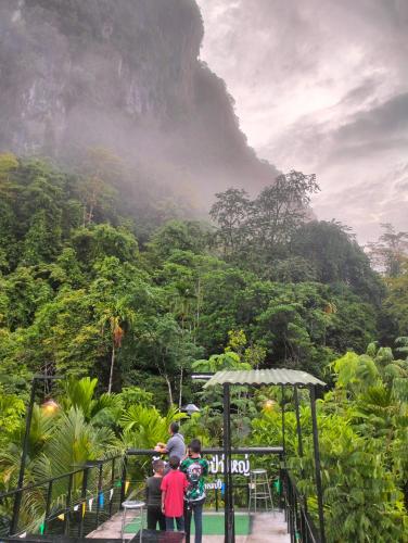 บ้านเล็กในป่าใหญ่โฮมสเตย์ กงหรา พัทลุง in Kong Ra