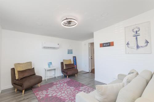 Beachside Bliss - Breakfast, Walk to Schooners, Sleeps 15, Fenced Privacy