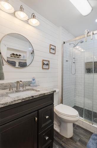 Beachside Bliss - Breakfast, Walk to Schooners, Sleeps 15, Fenced Privacy