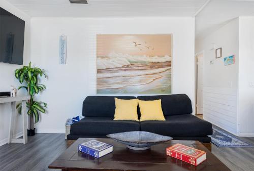 Beachside Bliss - Breakfast, Walk to Schooners, Sleeps 15, Fenced Privacy