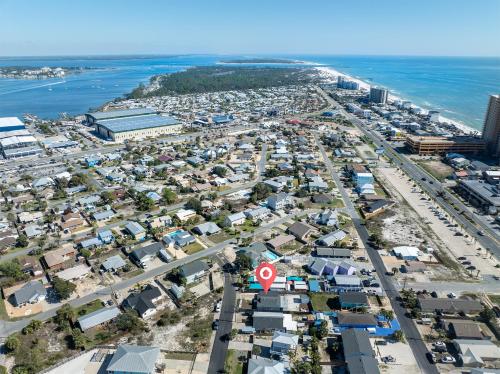 Beachside Bliss - Breakfast, Walk to Schooners, Sleeps 15, Fenced Privacy