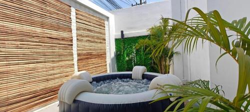 Modern Villa with Big Jacuzzi Lets Relax at City LRP4