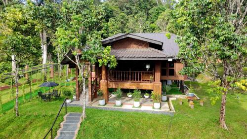 . Charming Nature Kampung Home for Family Getaways