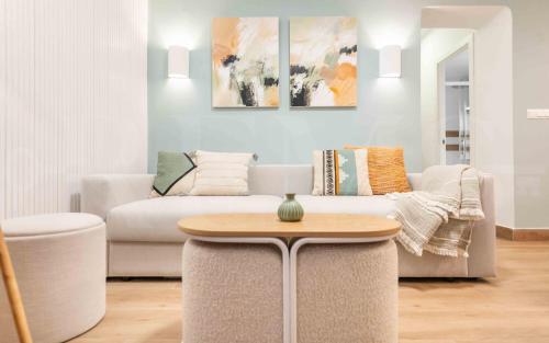 Peaceful apartment with a private patio by REMS, Málaga