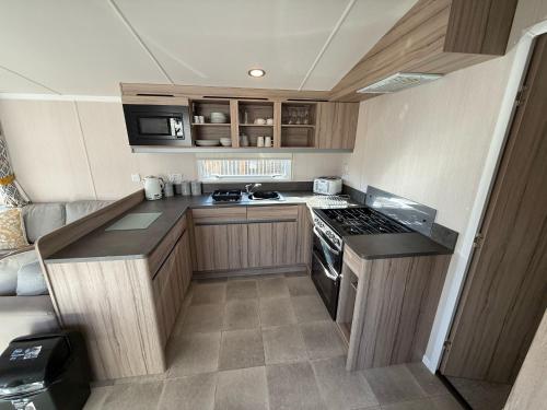 Starling Lodge with Hot tub at Brickyard Lakes in Malton