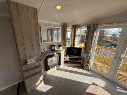 Starling Lodge with Hot tub at Brickyard Lakes in Malton