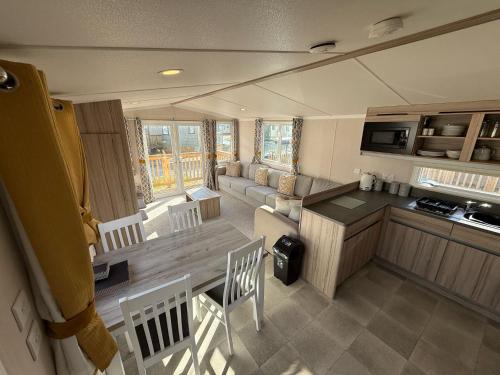 Starling Lodge with Hot tub at Brickyard Lakes in Malton