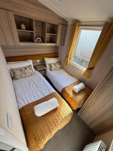 Starling Lodge with Hot tub at Brickyard Lakes in Malton