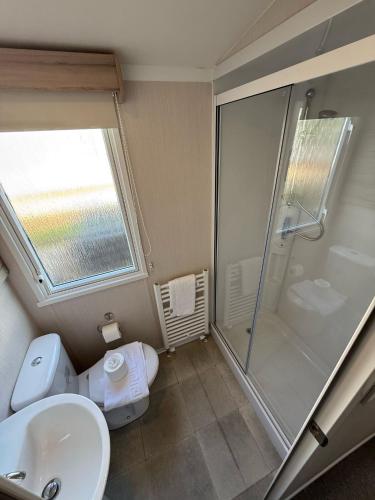 Starling Lodge with Hot tub at Brickyard Lakes in Malton