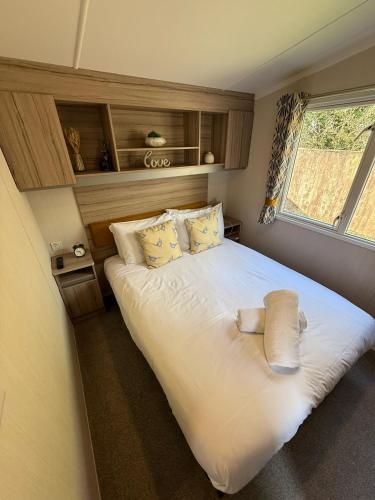 Starling Lodge with Hot tub at Brickyard Lakes in Malton