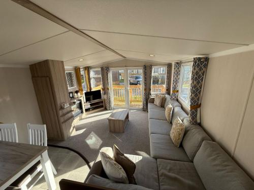 Starling Lodge with Hot tub at Brickyard Lakes in Malton